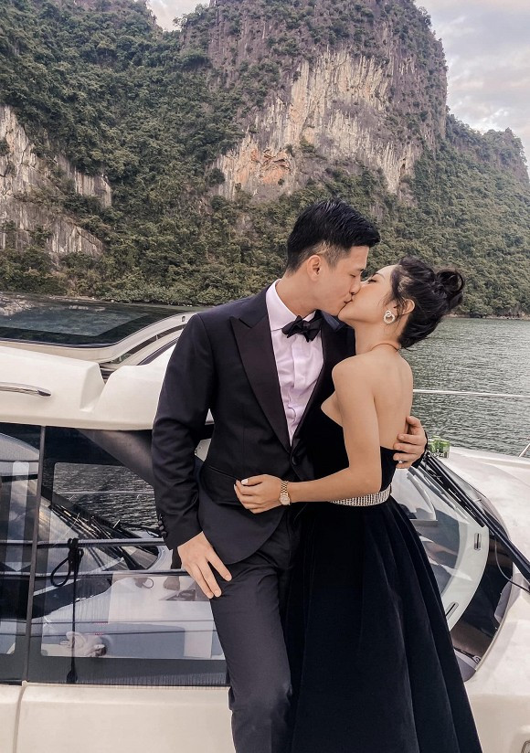 uỳnh Anh công khai tình cảm với Bạch Lan Phương vào cuối tháng 11/2020. Tình mới Huỳnh Anh là một MC nổi tiếng, từng hoạt động tại VTV. Bạch Lan Phương cũng được biết đến là hot mom giàu có, được nhiều người theo dõi trên mạng xã hội. Theo thông tin tìm hiểu, cô hơn Huỳnh Anh tới 6 tuổi.