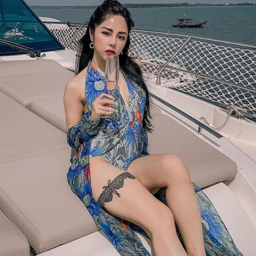 br/> Mới đây, nam diễn viên Huỳnh Anh đăng loạt ảnh du lịch cùng bạn gái trên trang cá nhân. Trong ảnh, Bạch Lan Phương diện bikini màu sắc, tạo dáng gợi cảm trên du thuyền sang chảnh. Tuy nhiên, ngoại hình nữ MC gây nhiều bàn tán. Ngay dưới bài viết của Huỳnh Anh, nhiều cư dân mạng soi vùng cánh nữ chính "kém xinh", trên đùi xuất hiện vết rạn da và còn có thêm hình xăm khá hầm hố.