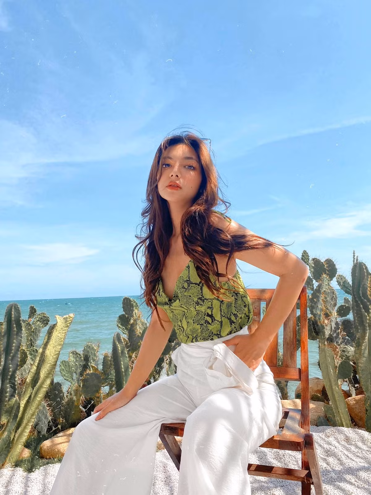 "... Tuy nhiên sau gần 2 năm, đạo diễn Bá Cường đã liên lạc và bảo tôi casting lần nữa và may mắn là tôi đã có cơ hội góp mặt trong Võ Sinh Đại Chiến. Còn gia đình bất ngờ vì không hiểu tại sao tôi học ngành luật lại muốn về nước làm diễn viên", Katleen chia sẻ cơ duyên đến với bộ phim. 