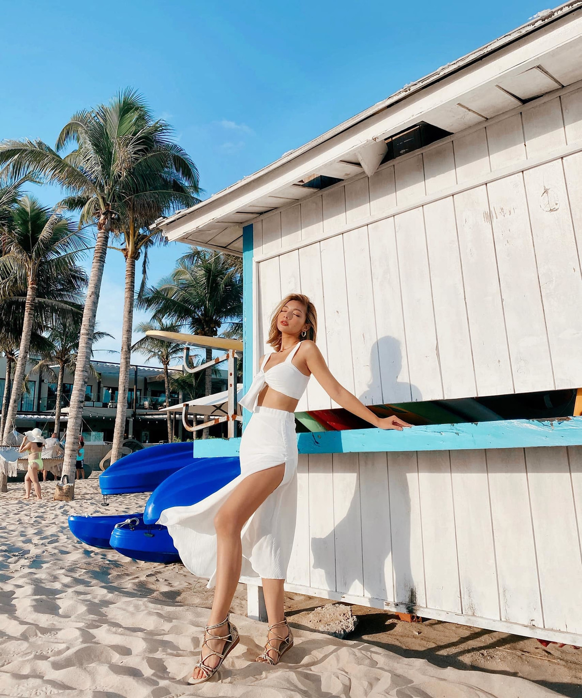 Sở hữu thân hình chuẩn và nhan sắc nổi bật nên nữ diễn viên sinh năm 1997 rất biết phát huy điểm mạnh của mình trong những bức ảnh ngoài thiên nhiên.