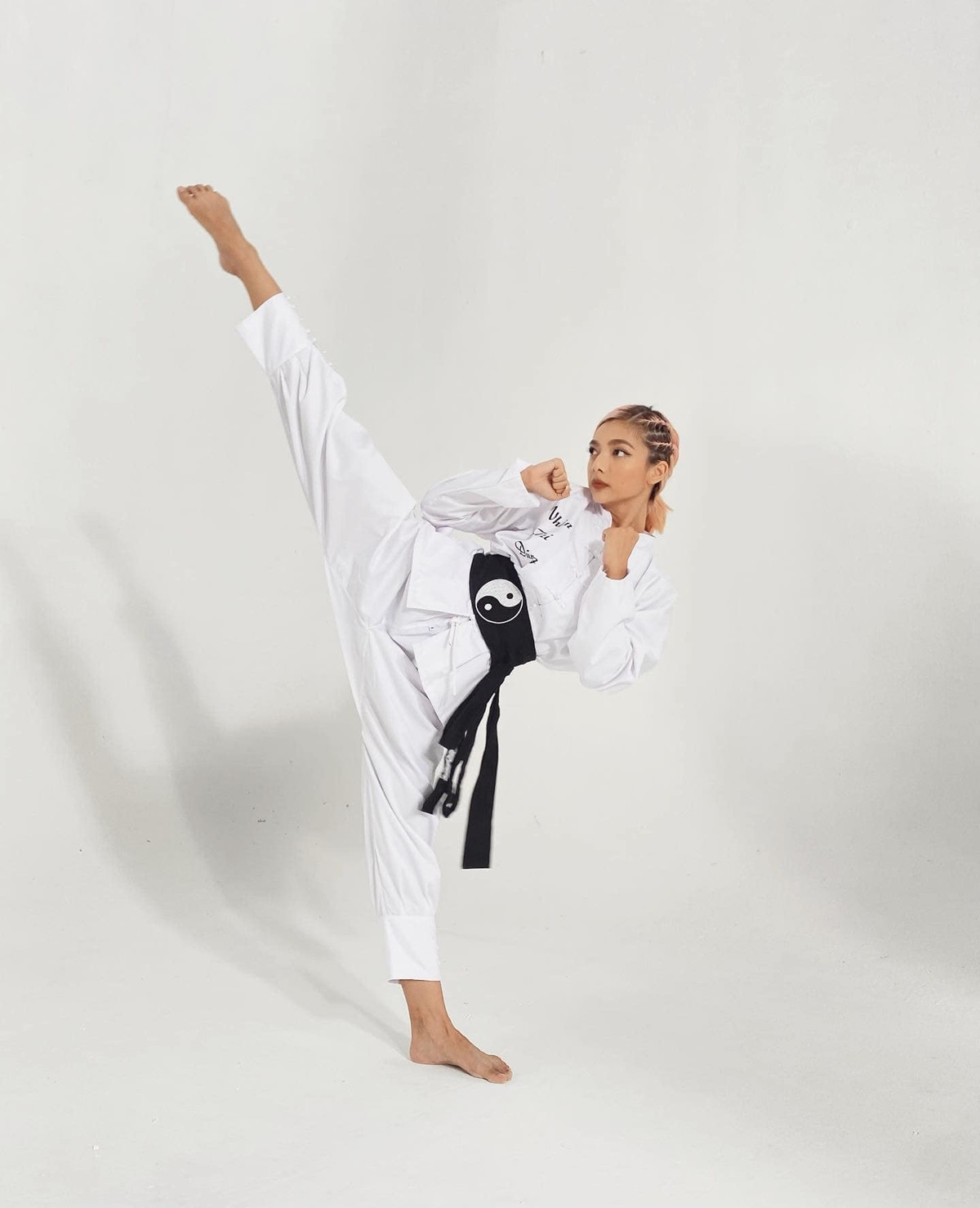 Sống trong môi trường võ thuật tử nhỏ nên Katleen Phan Võ bắt đầu tập võ từ năm 9 tuổi.