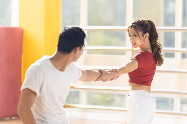 Dung nhan dien vien 9X dai den vo thuat la con gai hoa hau