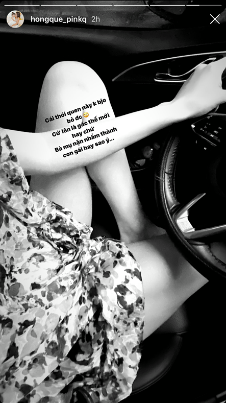 hậm chí là khi lái ô tô, người mẫu Hồng Quế cũng ngồi gác chân lên ghế. Tư thế này khi lái xe sẽ rất nguy hiểm đặc biệt là khi lưu thông trên đường bởi có thể không xử lý kịp khi có sự cố bất ngờ.