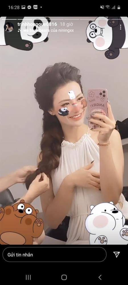 hoảnh khắc Hồng Quế lấy tay che điểm nhạy cảm.