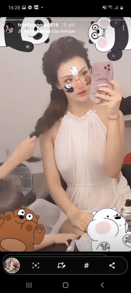 Chính tay tự đăng clip hậu trường make-up mà Hồng Quế lại không hề hay biết, thậm chí còn zoom cận mặt. Khi được khán giả nhắc nhở, người đẹp dùng tay che chắn nhưng không ''kịp" rồi, các thánh soi đã nhanh chóng "bắt lỗi" hớ hênh của chân dài.