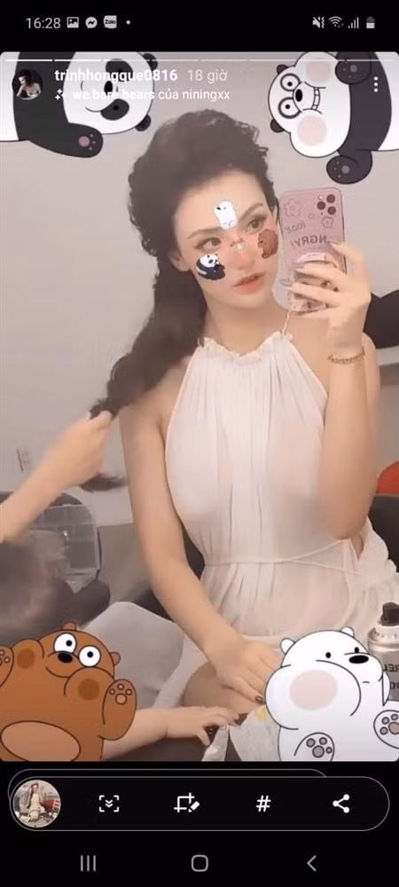 Chính tay tự đăng clip hậu trường make-up mà Hồng Quế lại không hề hay biết, thậm chí còn zoom cận mặt. Khi được khán giả nhắc nhở, người đẹp dùng tay che chắn nhưng không ''kịp" rồi, các thánh soi đã nhanh chóng "bắt lỗi" hớ hênh của chân dài.