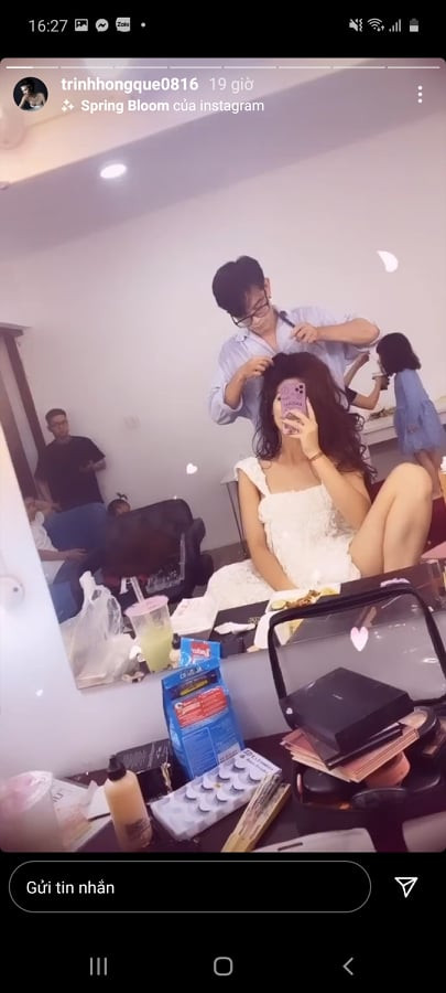 à mẹ một con vẫn giữ thói quen ngồi gác chân dù bất cứ đâu.