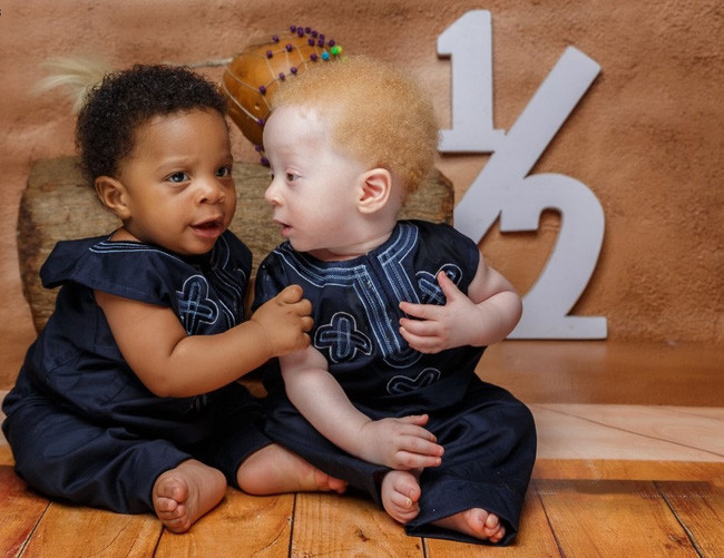 Hai đứa trẻ đều rất tò mò và hiếu động. Daniel tính cách cởi mở, ham ăn, nghịch ngợm. Trái ngược với anh, cậu em David khó tính, thích quan sát và trầm tư hơn. 