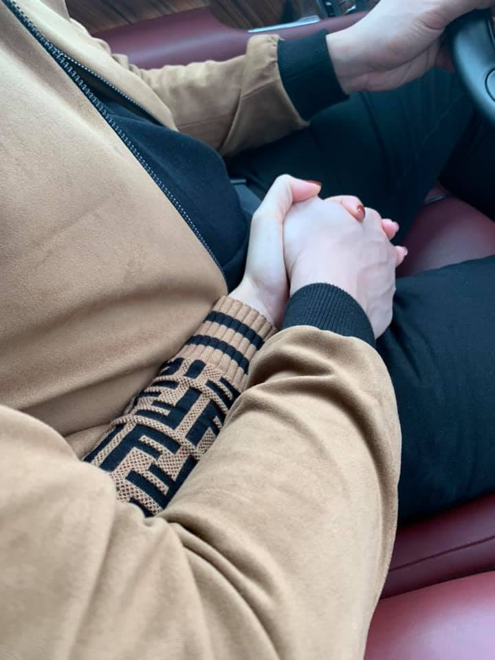 Vô số lời chúc mừng đã được bạn bè, người hâm mộ gửi tới Quế Vân. Ai cũng vui khi cô tìm được bến đỗ hạnh phúc sau tình trường sóng gió.