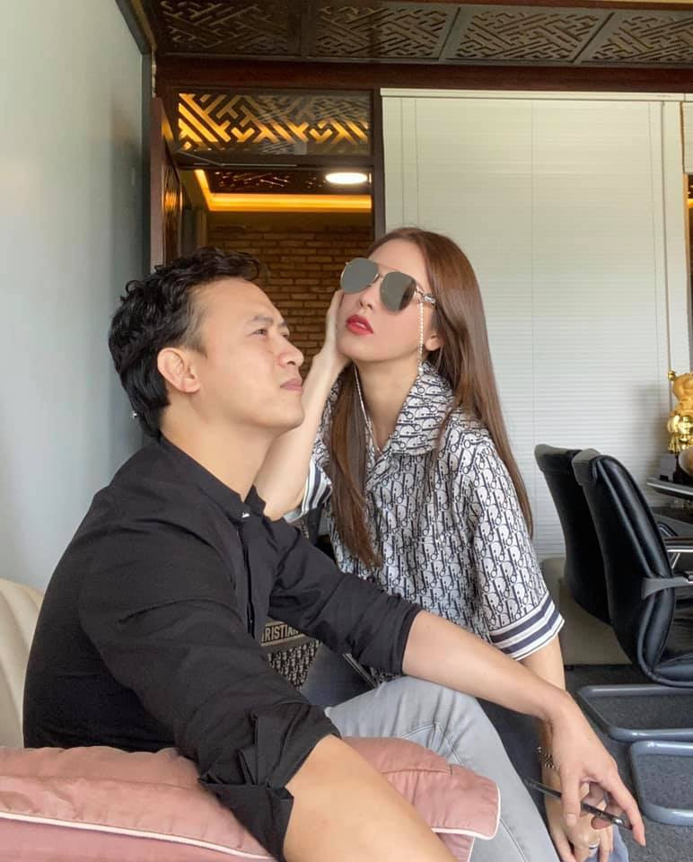 Trước khi công khai danh tính, Quế Vân và bạn trai đã có khoảng 2 năm hẹn hò bí mật. Được biết nửa kia của Quế Vân là một doanh nhân, có tính cách hóm hỉnh, hài hước, khiến nữ ca sĩ được là chính mình khi ở bên.