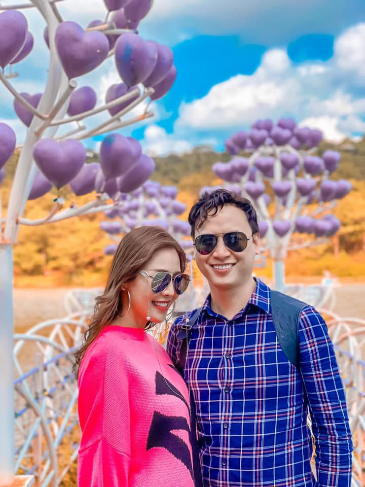 "Thông báo với cả nhà em có thêm 1 thằng cu nữa. Ôi em mừng quá đi mất. Loanh quanh em vẫn thích thằng cu cả nhà ạ", nữ ca sĩ cho hay. Trước khi đến với người đàn ông này, Quế Vân từng có 2 con trai riêng với người cũ.