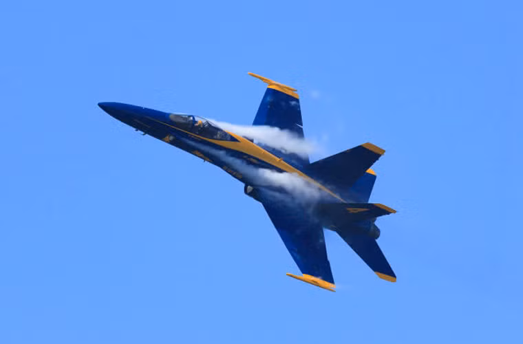 Một trong các chiếc F/A-18C/D bay biểu diễn ở San Francisco.