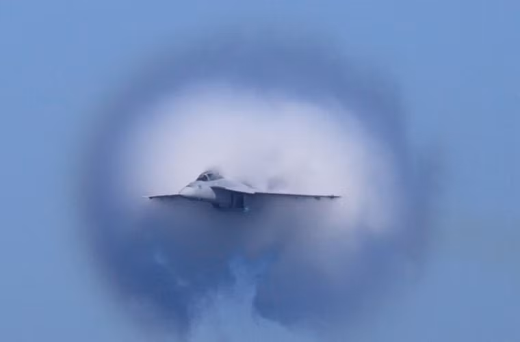 Vượt bức tường âm thanh.