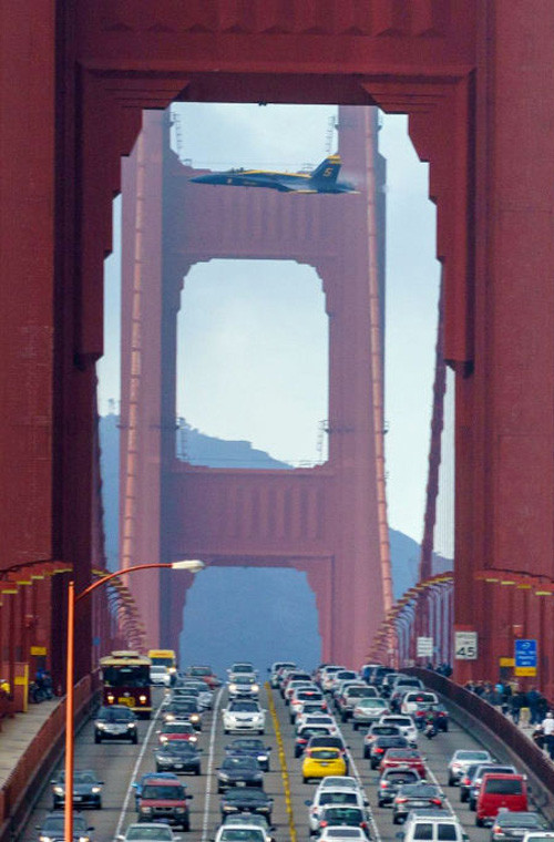 Nhiếp ảnh gia người Mỹ Rich Shelton đã chụp lại khoảng khắc đặc biệt chiếc F/A-18C/D vọt qua cầu Cổng Vàng nổi tiếng ở San Francisco. Trong ảnh, có thể thấy rõ chiếc F/A-18C/D bay thấp cỡ nào, chỉ cần một sai sót nhỏ sẽ dẫn tới thảm họa khôn lường với hàng dài xe ô tô đang di chuyển phía dưới.