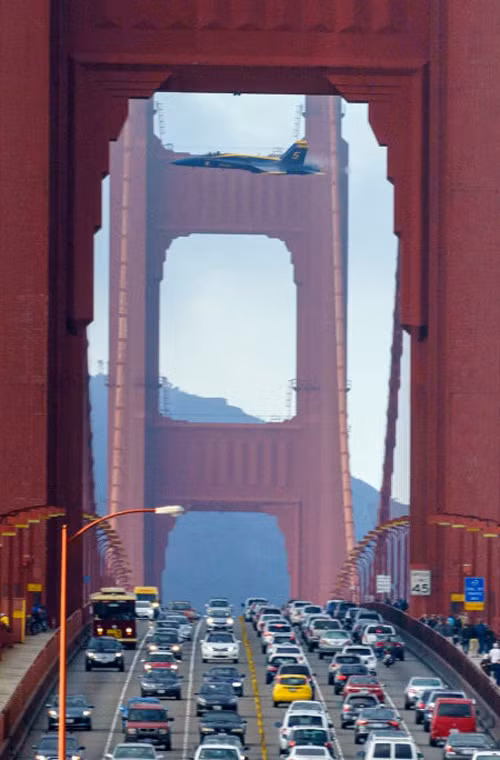 Nhiếp ảnh gia người Mỹ Rich Shelton đã chụp lại khoảng khắc đặc biệt chiếc F/A-18C/D vọt qua cầu Cổng Vàng nổi tiếng ở San Francisco. Trong ảnh, có thể thấy rõ chiếc F/A-18C/D bay thấp cỡ nào, chỉ cần một sai sót nhỏ sẽ dẫn tới thảm họa khôn lường với hàng dài xe ô tô đang di chuyển phía dưới.