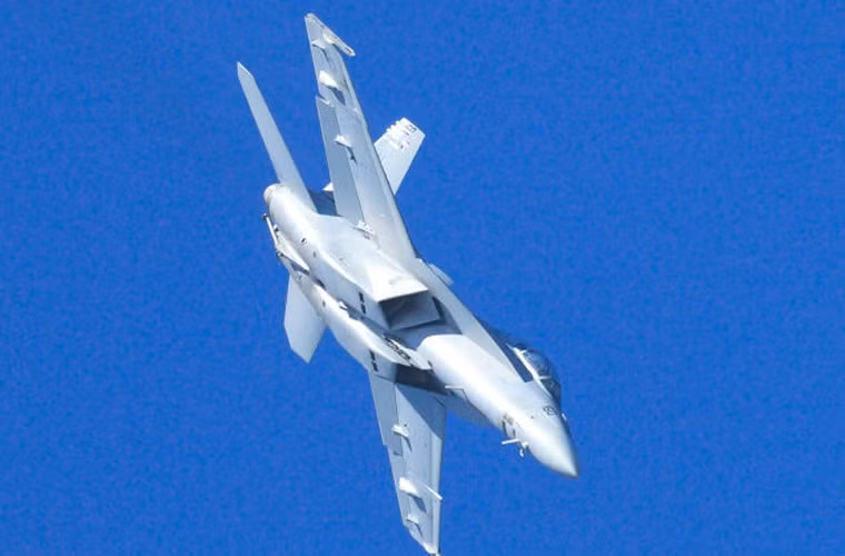Một chiếc F/A-18E trong màn bay biểu diễn ở gần đó.