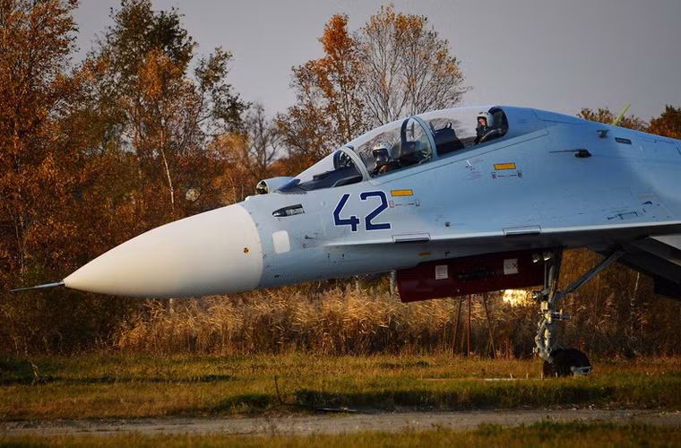 Su-30M2 thiết kế với buồng lái 2 chỗ ngồi.