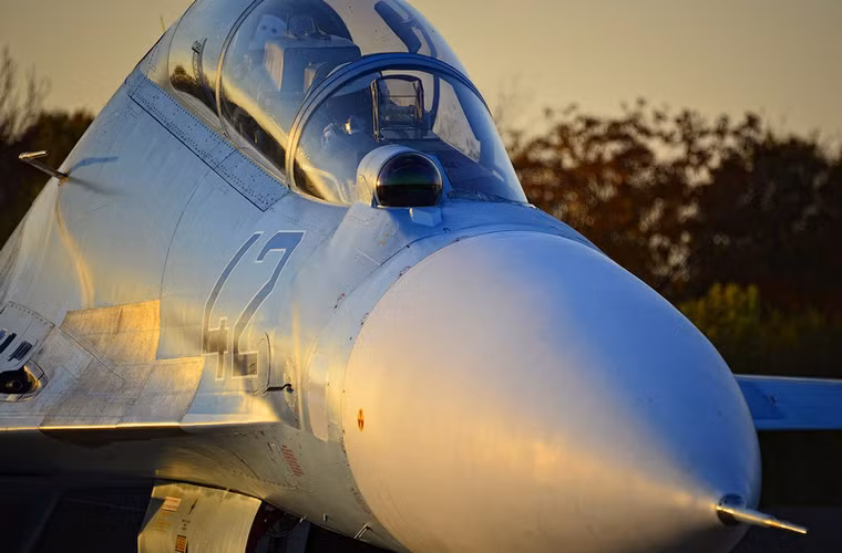 Lệch về bên trái kính chắn gió buồng lái là hệ thống quang điện không rõ kiểu loại. Trên Su-30MK2 được trang bị hệ thống quang điện (hay radar quang điện) OEPS-30 gồm 2 thành phần chính: hệ thống quang điện OLS-30 (cảm biến lade và hồng ngoại) có tầm trinh sát lên tới 90km, cảm biến đo xa tăng lên 10km; hệ thống đặt trên mũ báy Sura-K.