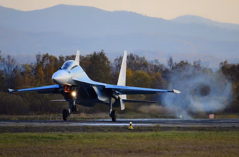 Trang mạng English Russia mới đây đăng tải hình ảnh về Trung đoàn Không quân 22 (Không quân Nga) được trang bị các máy bay tiêm kích đa năng thế hệ mới Su-30M2. Theo nhiếp ảnh gia chụp các bức ảnh này, chúng (Su-30M2) tới đây để thay thế mẫu Su-27SM.