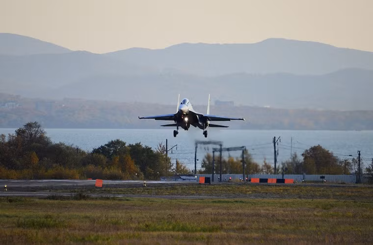 Su-30M2 là biến thể nội địa của dòng Su-30MK2 được Liên hiệp sản xuất máy bay Komsomolsk-on-Amur (KnAAPO) sản xuất cho Không quân Nga. Trong ảnh, chiếc Su-30M2 hoàn thành nhiệm vụ bay huấn luyện trở về căn cứ trung đoàn 22.