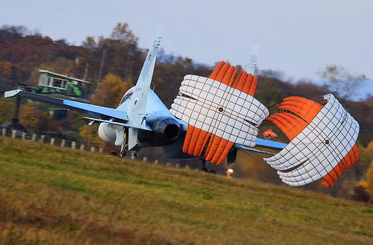 Bung dù hãm tốc hạ cánh.