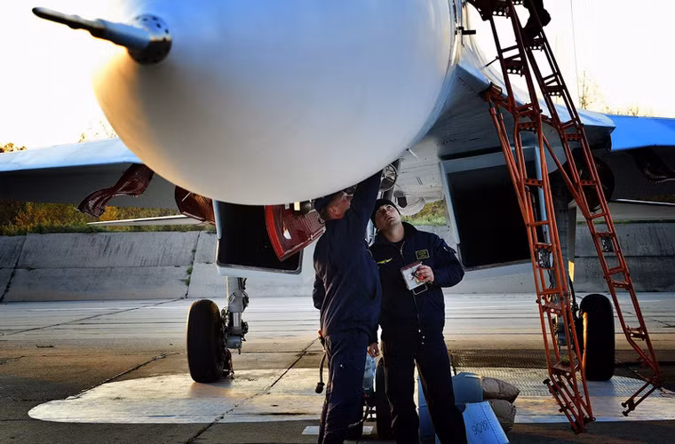 Cán bộ kĩ thuật kiểm tra Su-30M2 sau chuyến bay.