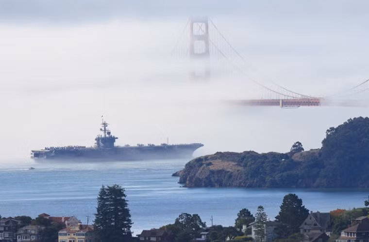 Siêu tàu sân bay Hải quân Mỹ chậm rãi tiến tới gầm cầu Cổng Vàng trong làn sương mờ.
