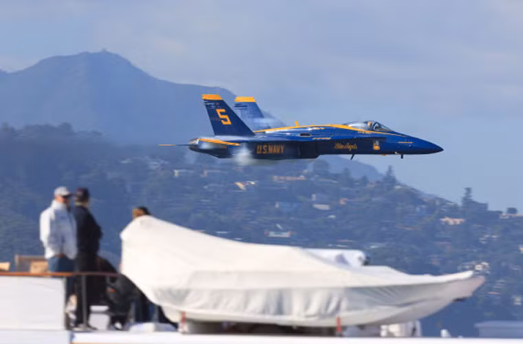 Các máy bay biểu diễn ở độ cao thấp.