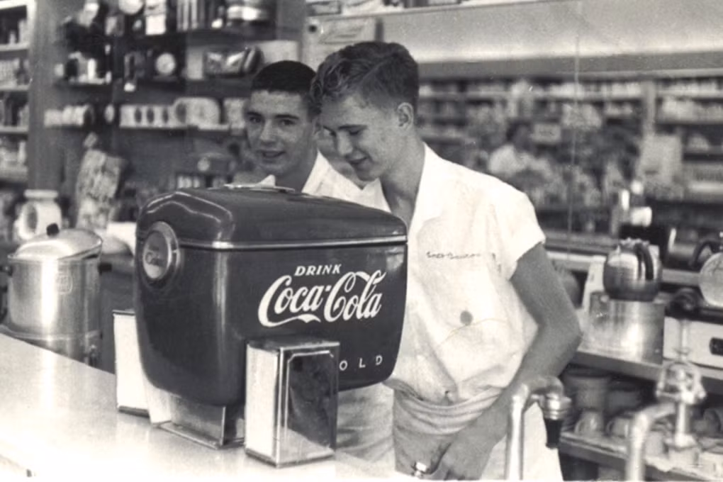 Loewy chịu trách nhiệm thiết kế lại mẫu mã chai thủy tinh của Cocacoala, và cũng rất thành công khi thiết kế máy bán hàng tự động, soda, và máy pha chế nước đá.