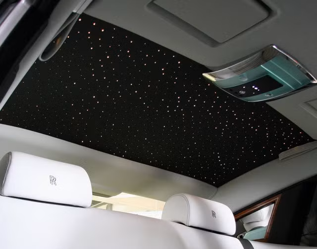 Những nhà thiết kế xe trời đêm này đã phải tìm hiểu vô cùng kỹ lưỡng về sự bố trí các chòm sao để có thể gắn đèn lên đúng vị trí, tạo hiệu quả cao nhất.