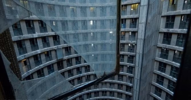 Nguyên nhân là do tình trạng tội phạm vô cùng nghiêm trọng diễn ra quanh khu vực tòa nhà vào những năm 1980. Một số băng đảng còn di chuyển vào bên trong các căn hộ.