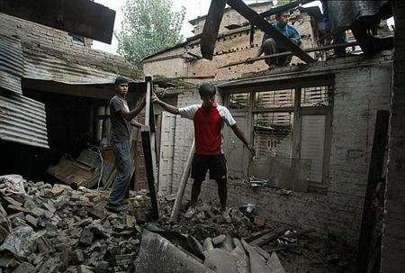 8. Năm 2001, tại bang Gujarat (Ấn Độ). Ngày 26/1/2001, tại bang Gujarat, tây bắc Ấn Độ đã xảy ra trận động đất với cường độ mạnh 7,9 độ Richter, làm hơn 20.000 người thiệt mạng. Thiệt hại về vật chất do trận động đất này gây ra là rất lớn: hơn 500 tòa nhà bị phá hủy hoàn toàn, các hệ thống cung cấp điện và điện thoại bị phá hủy trên diện rộng. Ảnh minh họa.