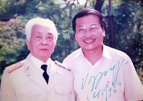 Bức ảnh có chữ ký Đại tướng Võ Nguyên Giáp của nhà báo Trần Tuấn. Ảnh: Hà Thành.