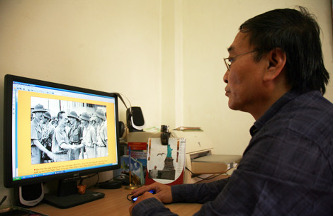 Nhà báo Trần Tuấn mở kho dữ liệu ảnh chụp về Đại tướng Võ Nguyên Giáp suốt 35 năm qua của ông. Ảnh: Hà Thành.