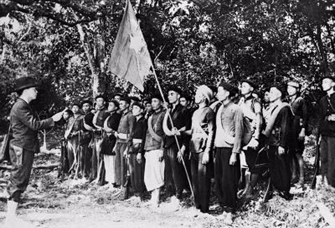 Đồng chí Võ Nguyên Giáp đọc Quân lệnh số I thành lập Đội Việt Nam tuyên truyền giải phóng quân. Ảnh: TTXVN.