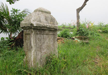 Bia đá vô danh rìa làng Nội Đông với nhiều người vẫn còn là một bức màn bí ẩn.