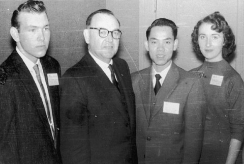 Phạm Xuân Ẩn chụp cùng Thống đốc Brown (cả 2 đều đứng giữa) và vợ chồng Rosann Rhodes - Rich Martin. Nguồn: Tư liệu cá nhân Phạm Xuân Ẩn.