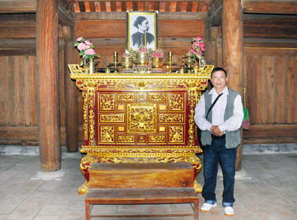 Tác giả trước ban thờ vua Hàm Nghi.