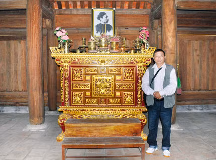 Tác giả trước ban thờ vua Hàm Nghi.