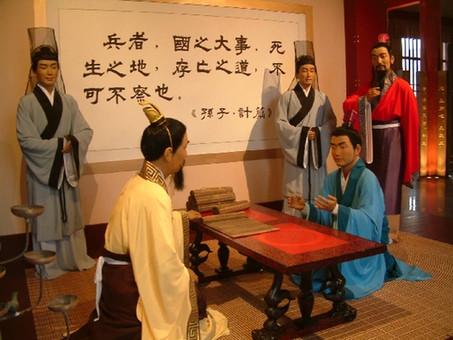 Giảng dạy Tôn Tử binh pháp.