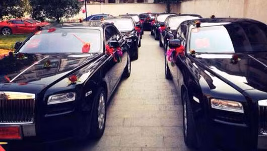 Tiếp đến là ít nhất 6 chiếc Rolls-Royce Ghost sang trọng. Tất cả đều được sơn đen bóng và gắn hoa nhựa màu đỏ của đám cưới. Ghost được trang bị động cơ 6.6L V12 công suất 563 mã lực và mô-men xoắn 780 Nm, đi kèm hộp số 8 cáp ZF. Giá bán của Ghost ở Mỹ là 245.000 USD.