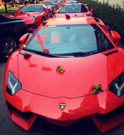 Đứng phía sau là “siêu bò” Lamborghini Aventador màu đỏ. Siêu xe này sử dụng động cơ 6.5L V12, công suất 700 mã lực, mô-men xoắn 690 Nm.