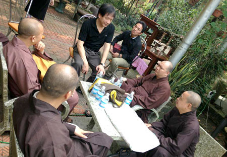 Sáu sư thầy Chùa Sủi đã nhận lời giúp gia đình tụng kinh, cầu siêu cho Đại tướng Võ Nguyên Giáp. Các công việc chuẩn bị cho việc lập bàn thờ Đại tướng Võ Nguyên Giáp được hoàn thành trước khi mở cửa cho nhân dân vào thăm, vĩnh biệt Đại tướng vào 14h30' chiều ngày 06/10. Ảnh: Con trai út của Đại tướng Võ Nguyên Giáp đã tiếp chuyện và cảm tạ thịnh tình của các sư thầy.