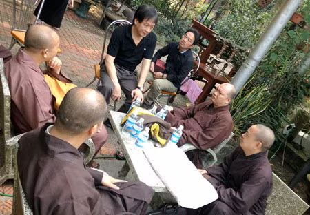 Sáu sư thầy Chùa Sủi đã nhận lời giúp gia đình tụng kinh, cầu siêu cho Đại tướng Võ Nguyên Giáp. Các công việc chuẩn bị cho việc lập bàn thờ Đại tướng Võ Nguyên Giáp được hoàn thành trước khi mở cửa cho nhân dân vào thăm, vĩnh biệt Đại tướng vào 14h30' chiều ngày 06/10. Ảnh: Con trai út của Đại tướng Võ Nguyên Giáp đã tiếp chuyện và cảm tạ thịnh tình của các sư thầy.