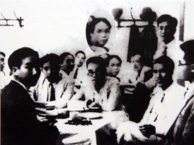 Võ Nguyên Giáp (người được phóng to riêng) và các bạn học trường Albert Sarraut.