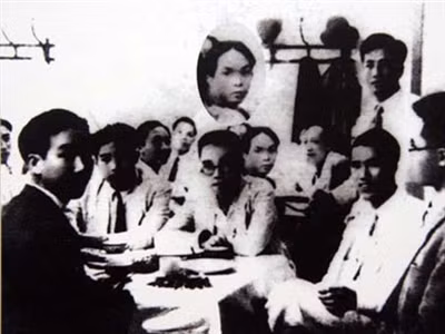 Võ Nguyên Giáp (người được phóng to riêng) và các bạn học trường Albert Sarraut.