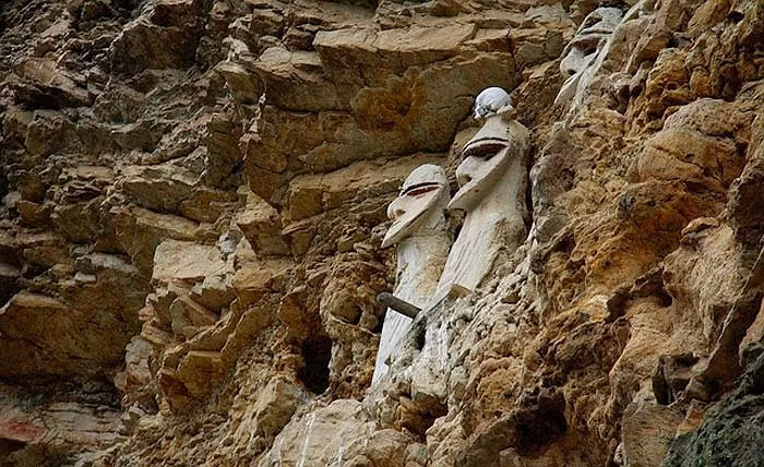 Những chiếc quách purunmachu hiếm hoi còn sót lại này đã được người Chachapoya đặt cẩn thận tại một vị trí gần như không thể tiếp cận được giữa lưng chừng vách núi. Đó có khả năng đã từng là một hang động kín đáo trước khi bị phát lộ do sạt lở.