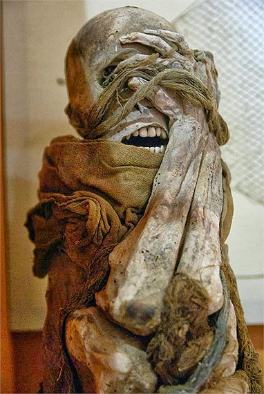 Cuối cùng, sau khi tất cả đã khô người ta mới bắt đầu tiến hành trang trí cho chiếc quách bằng lớp sơn màu trắng cùng với những họa tiết màu đỏ hoặc vàng, bao gồm cả những chi tiết trên khuôn mặt, quần áo và thậm chí là cả những đồ trang sức như vòng.