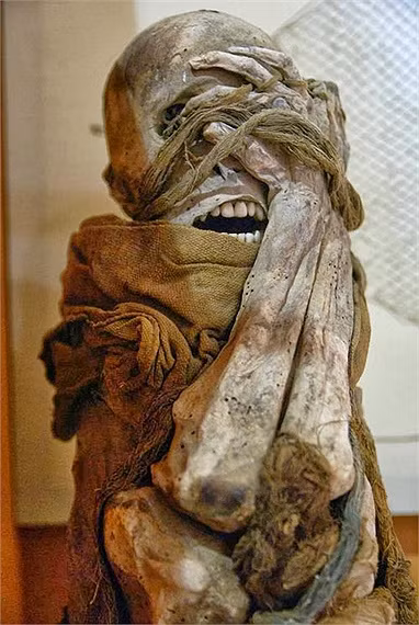 Cuối cùng, sau khi tất cả đã khô người ta mới bắt đầu tiến hành trang trí cho chiếc quách bằng lớp sơn màu trắng cùng với những họa tiết màu đỏ hoặc vàng, bao gồm cả những chi tiết trên khuôn mặt, quần áo và thậm chí là cả những đồ trang sức như vòng.