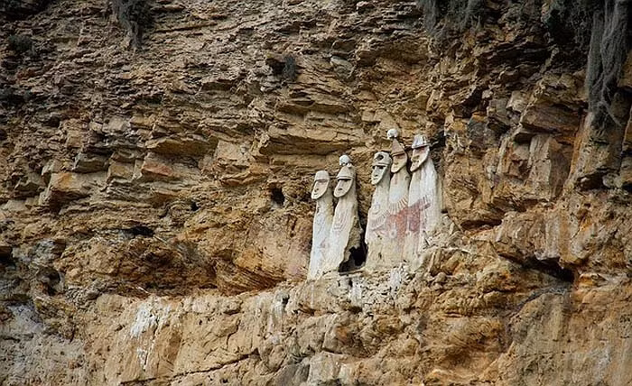 Có lẽ chính nhờ được mai táng tại một địa điểm kín đáo và hiểm trở như vậy mà những chiếc quách này không phải chung số phận bị người Inca phá hủy như nơi khác.